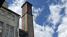 Piblin polovina horní ásti komínu v opavské Bred, který nebyl piblin...