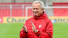 Pardubický trenér Jií Krejí tleská po vítzném utkání s Karvinou.