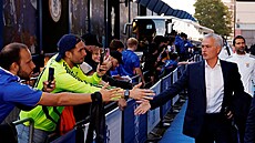José Mourinho, kou� Benfiky, se zdraví s fanou�ky Chelsea.