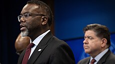 Starosta Chicaga Brandon Johnson (vlevo) promlouvá po boku guvernéra státu...