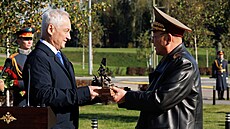 Ruský ministr obrany Andrej Belousov a jeho severokorejský protjek No...