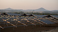 V Modlanech na Teplicku vzniká nejv�t�í solární park v zemi a nejv�t�í...