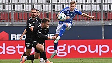 Artur Dolnikov zakonuje proti brán Jablonce.