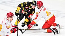 Berany duc! Joona Saarelainen z KalPa Kuopio (vlevo) se sráí s...