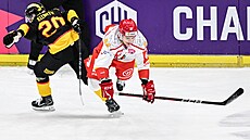 Finský Aleksi Klemetti podráí Jordanna Perreta z Hradce Králové.