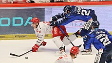 Útoník Vítkovic Marek Hrivík sráí na led tineckého Miloe Romana.