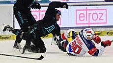 Karlovarský Vít Jiskra v souboji s pardubickým Kousalem.