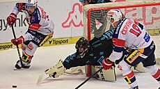 Gólman Frodl se natahuje po kotou�i.