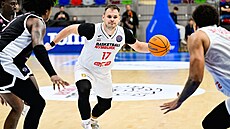 Nymburský Jaromír Boha�ík hledá p�ihrávkou spoluhrá�e.