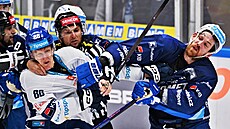 Rhett Holland z Brna (vpravo) se pere s Miroslavem Forman z Kladna.