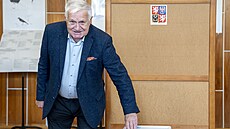Bývalý prezident R Václav Klaus ve volební místnosti v praských Kobylisích....