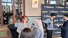 Influencerka Sugar Denny ve volebním �tábu Pirát�. (4. �íjna 2025)