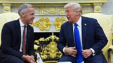 Americký prezident Donald Trump a kanadský premiér Mark Carney pi spoleném...