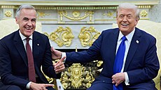 Americký prezident Donald Trump a kanadský premiér Mark Carney pi spoleném...