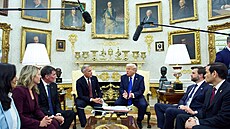 Americký prezident Donald Trump a kanadský premiér Mark Carney pi spoleném...