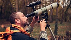 Nad�enci si po�izují vybavení za tisíce korun, aby mohli pozorovat ptáky v...