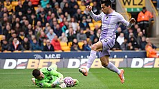 Branká Sam Johnstone z Wolverhamptonu zasahuje ped Diegem Gomezem z Brightonu.