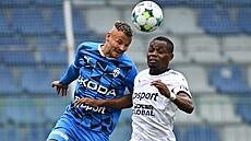 Mladoboleslavský Dominik Kostka hlavikuje v souboji s Giglim Ndefem ze...