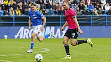 Zlínský útoník Tomá Poznar (vpravo) vede mí ped Karlem Pojezným z Baníku.