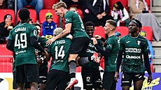 Karvintí fotbalisté se radují z gólu Dávida Kríka.