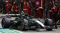 George Russel zajídí ke svým mechanikm bhem Velké ceny Singapuru.