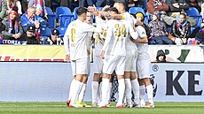 Fotbalisté Hradce Králové se radují z gólu Ondeje Mihálika v Plzni.