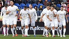 Fotbalisté Hradce Králové se radují z gólu Ondeje Mihálika v Plzni.