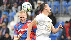 Plzeský obránce Václav Jemelka (vlevo) v hlavikovém souboji s Vladimírem...