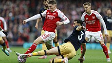 Obránce Maximilian Kilman z West Hamu ve skluzu snaí zastavit Viktora...