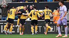 Fotbalisté Wolverhamptonu s Ladislavem Krejím se radují z gólu v utkání proti...