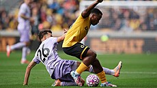 Jhon Arias z Wolverhamtponu se snaí udret mí v souboji s Yasinem Ayarim z...