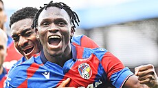 Plzeský útoník Prince Adu se raduje ze svého gólu spolen s Rafiem...