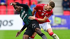 Karvinský Abdallah Gning se snaí vymanit ze souboje s Robim Saarmou z Pardubic.