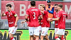 Pardubití fotbalisté se radují z gólu Vojtcha Patráka (vlevo).