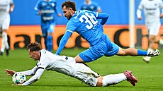 Slovácký záloník Martin viderský padá v souboji s Filipem Prebslem z Mladé...