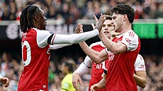 Záloník Declan Rice z Arsenalu (vpravo) slaví svj gól se spoluhráem...