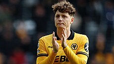 Ladislav Krej�í z Wolverhamptonu d�kuje fanou�k�m po remíze s Brightonem.