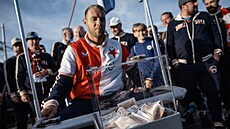 Skupina nadenc pijela na trakai z Jizerských hor do hlavního msta na derby...