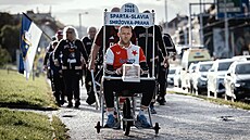 Skupina nadenc pijela na trakai z Jizerských hor do hlavního msta na derby...