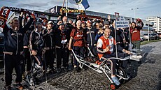 Skupina nadenc pijela na trakai z Jizerských hor do hlavního msta na derby...