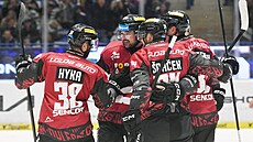 Hokejisté Sparty se radují z gólu.