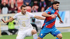 Plzeský obránce Merchas Doski (vpravo) s míem ped Jurajem Chvátalem z Hradce