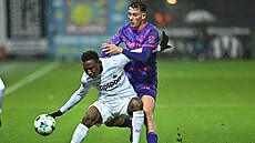 Afolabi Soliu z Liberce si kryje mí ped Adamem Kadlecem z Bohemians.