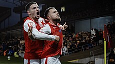 Slávisté Vasil Kuej a Christos Zafeiris se radují z gólu v derby proti Spart.