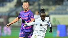 Liberecký Aziz Kayondo s míem ped Václavem Drchalem z Bohemians