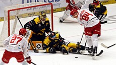 Litvínovský Kevin Czuczman se ped brankáem Pavlem ajanem snaí zblokovat...