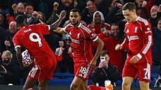 Liverpooltí fotbalisté se radují z gólu Codyho Gakpa.
