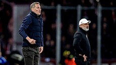 Sparanský trenér Brian Priske (vlevo) a jeho slávistický protjek Jindich...