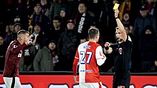 Slávistický obránce Tomá� Vl�ek vidí �lutou kartu v derby proti Spart�.