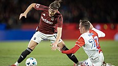 Slávistický obránce Tomá� Vl�ek fauluje za �ervenou kartu Veljka Birman�evi�e...